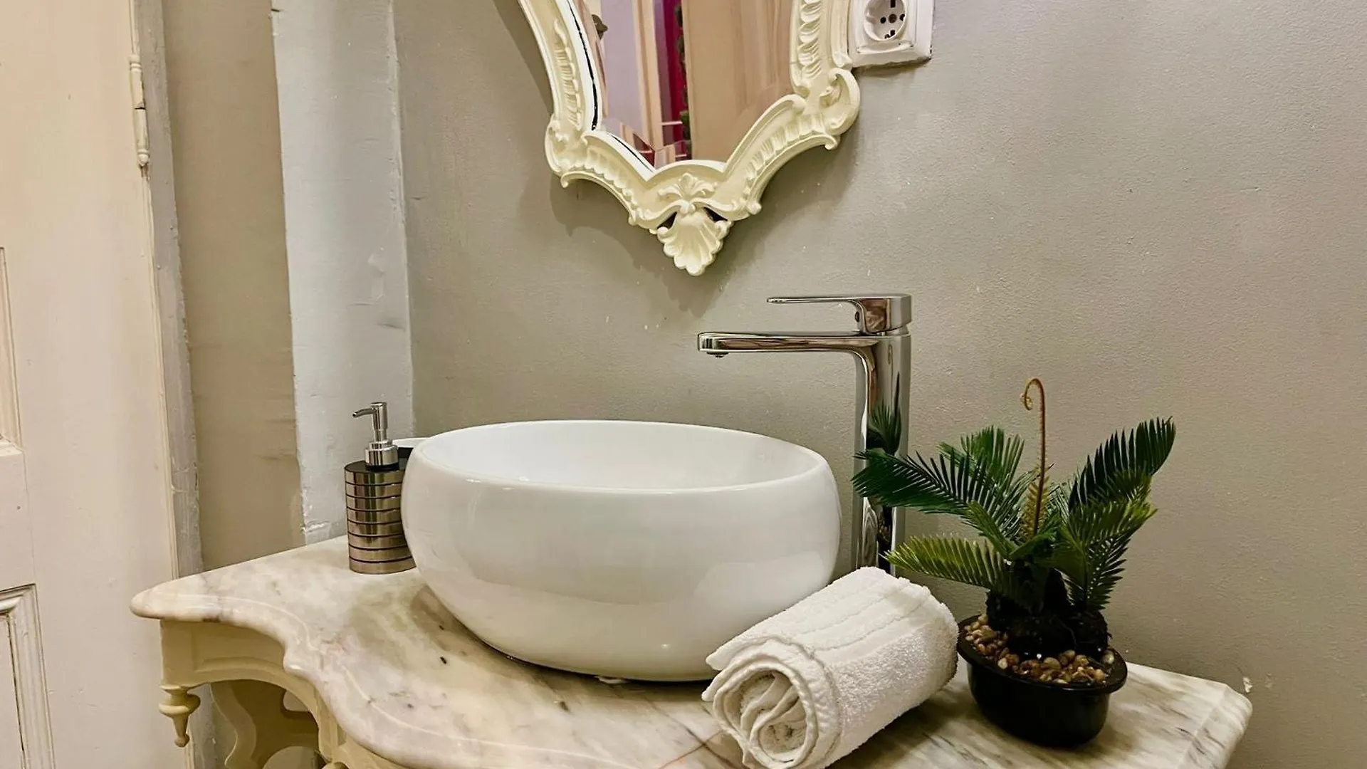 Apartment 3 Bedroom, 2 Bathroom - Palma Residence Lisbon